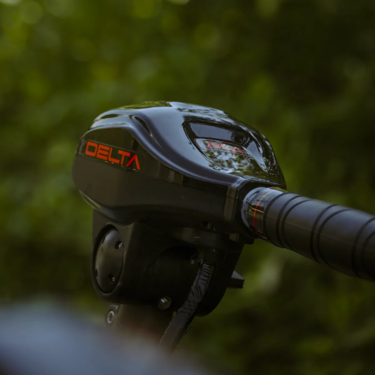 ใกล้ชิดหัวมอเตอร์ DELTA MOMENTUM 100 LBS พร้อมจอแสดงผล
