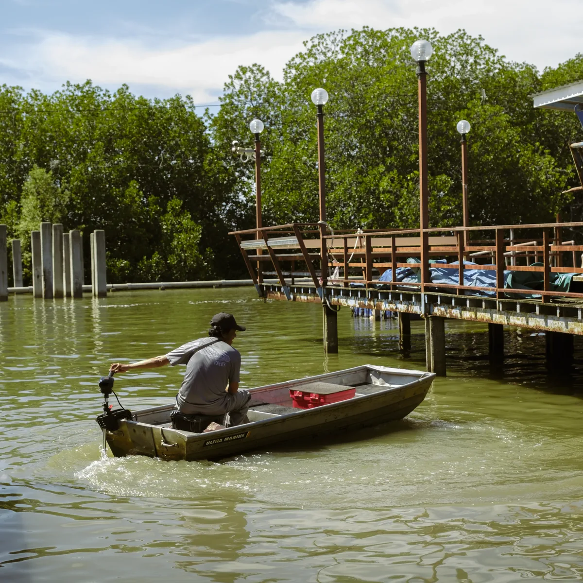 ใช้งานมอเตอร์ไกด์ DELTA ท้ายเรือริมท่าเรือ