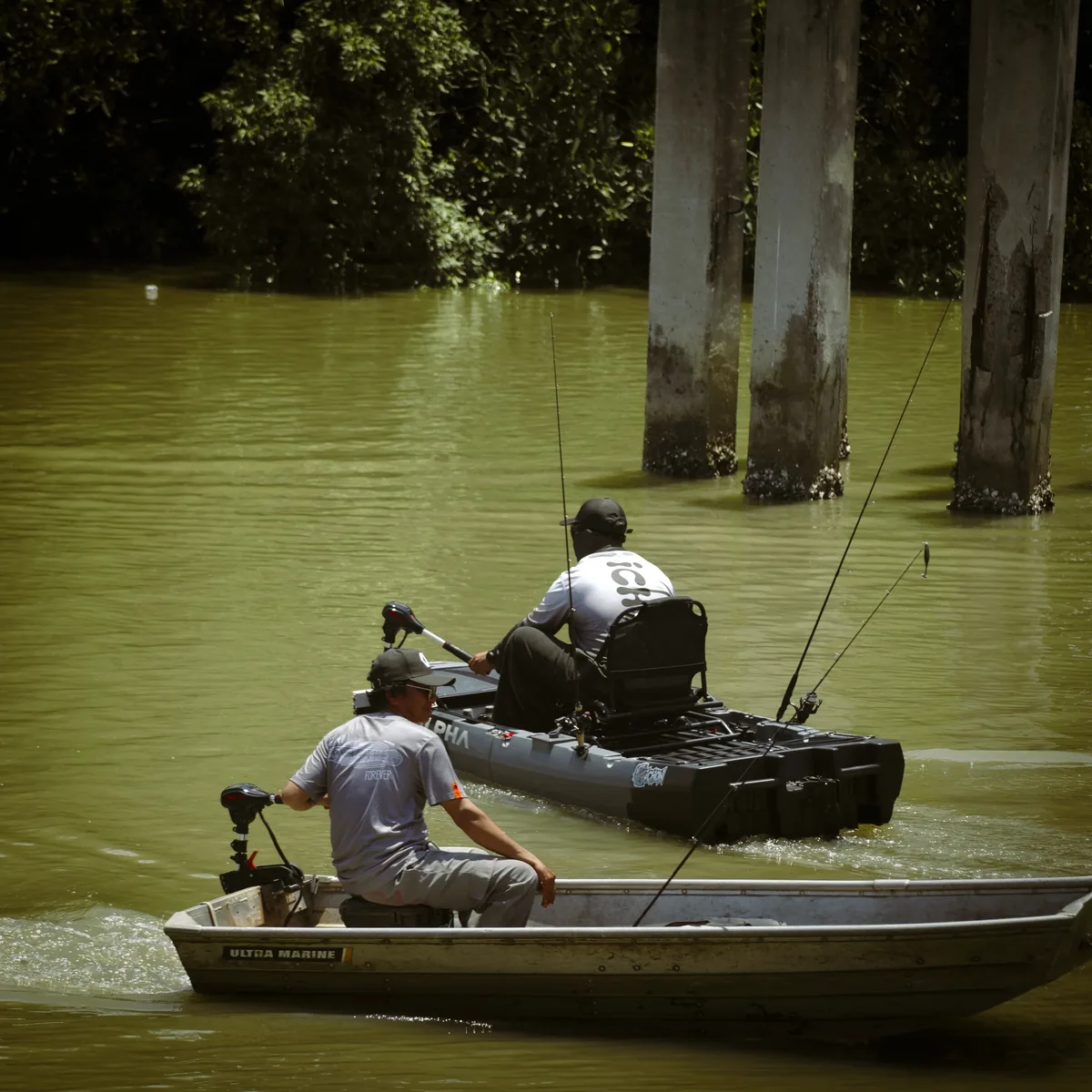 เรือตกปลาสองลำใช้มอเตอร์ไกด์ DELTA บนแม่น้ำ
