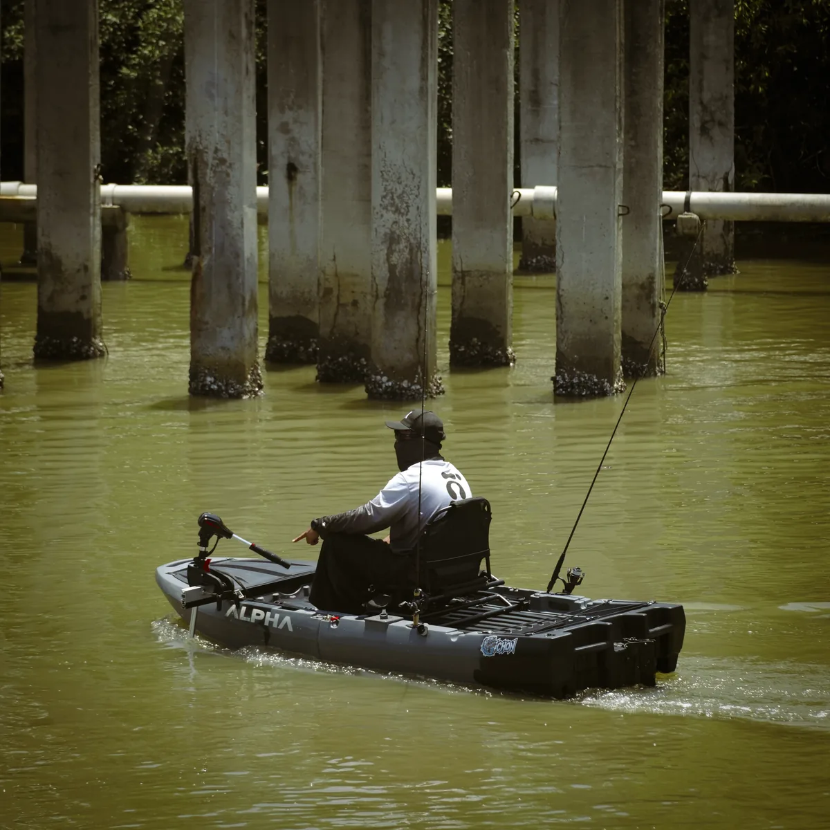 เรือตกปลาริมสะพานที่ใช้มอเตอร์ไกด์ DELTA บนแม่น้ำ