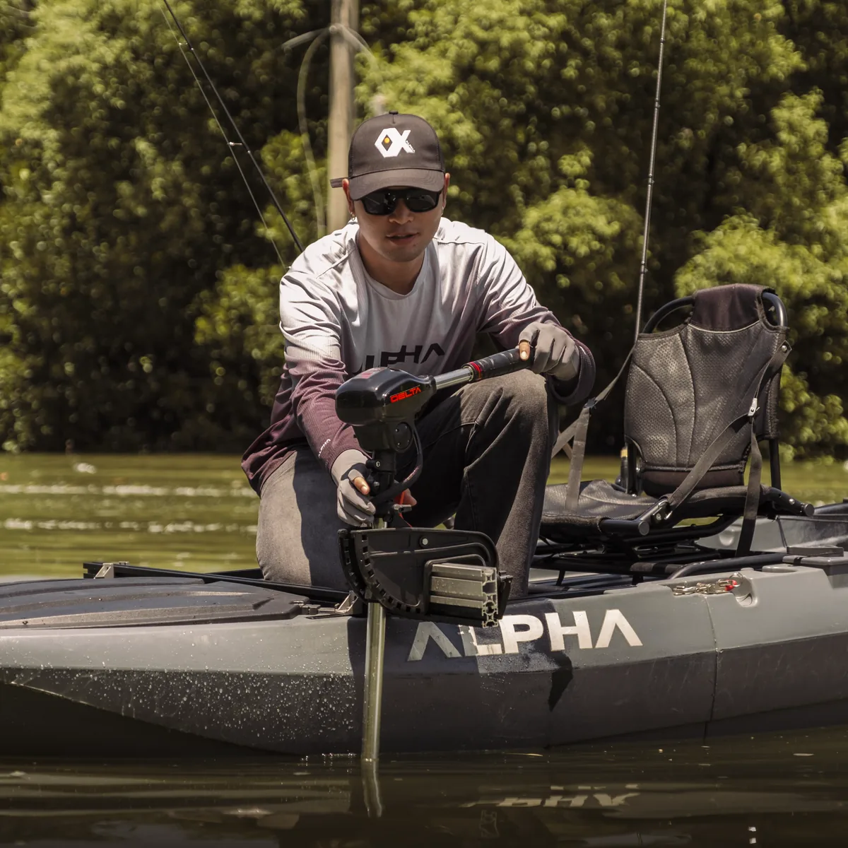 ชายสวมแว่นปรับมอเตอร์ไกด์ DELTA บนเรือ ALPHA