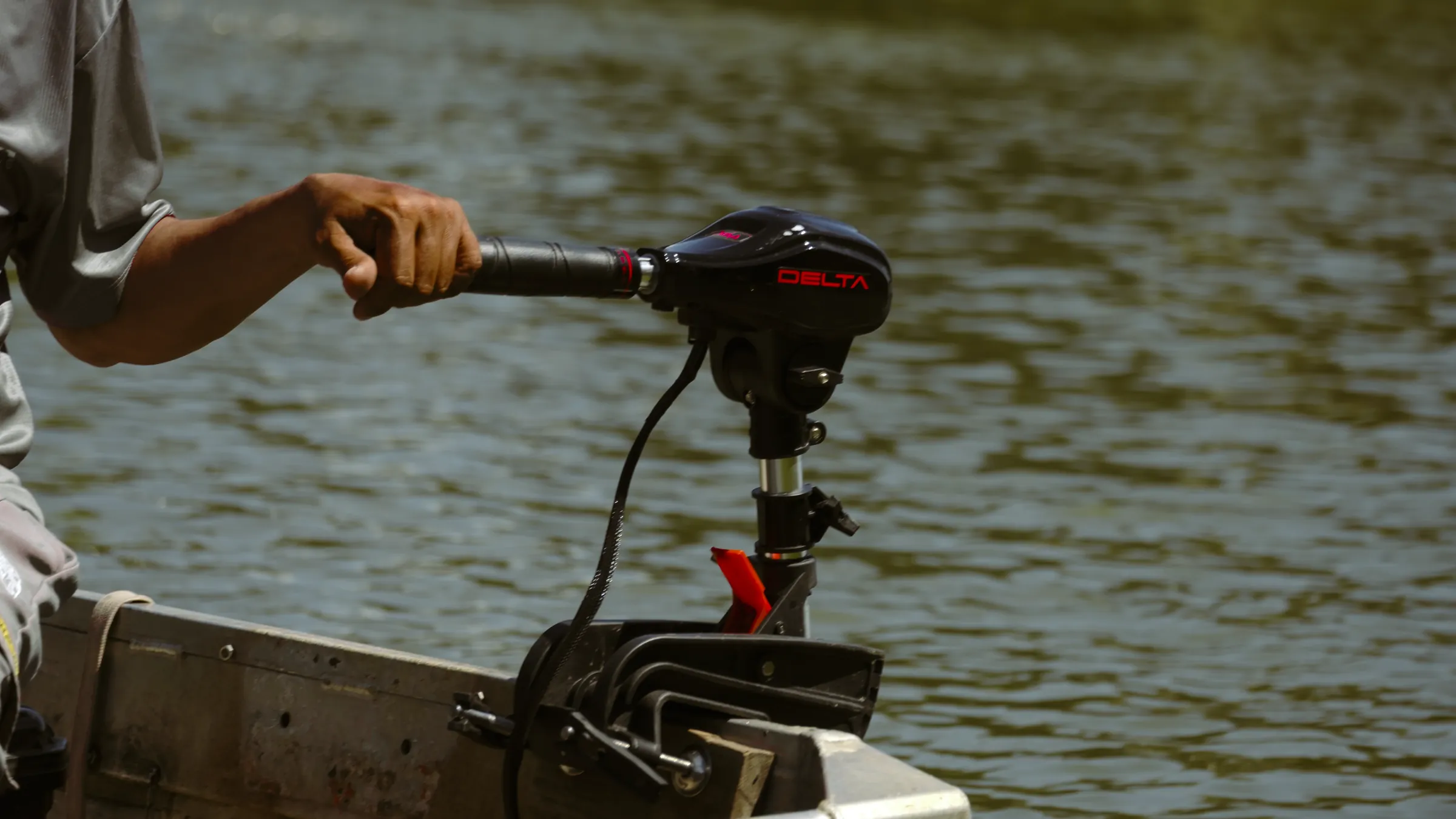 Hand on the DELTA trolling motor tiller handle